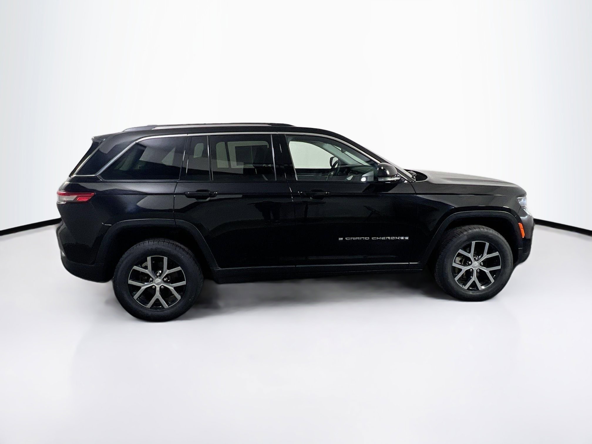 Used 2023 Jeep Grand Cherokee Limited AWD/4WD image 4
