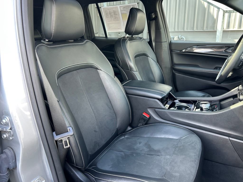 Used 2023 Jeep Grand Cherokee Altitude AWD/4WD image 33