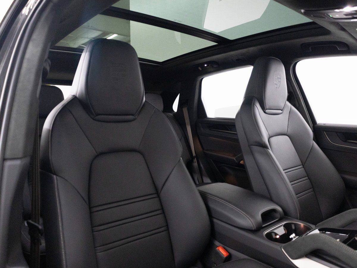 New 2025 Porsche Cayenne Turbo image 32