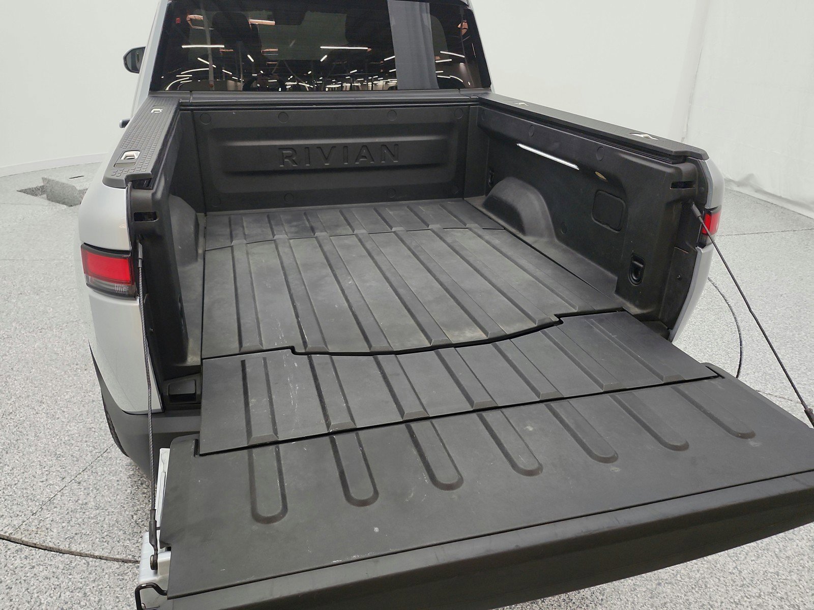 Used 2023 Rivian R1T Adventure image 19