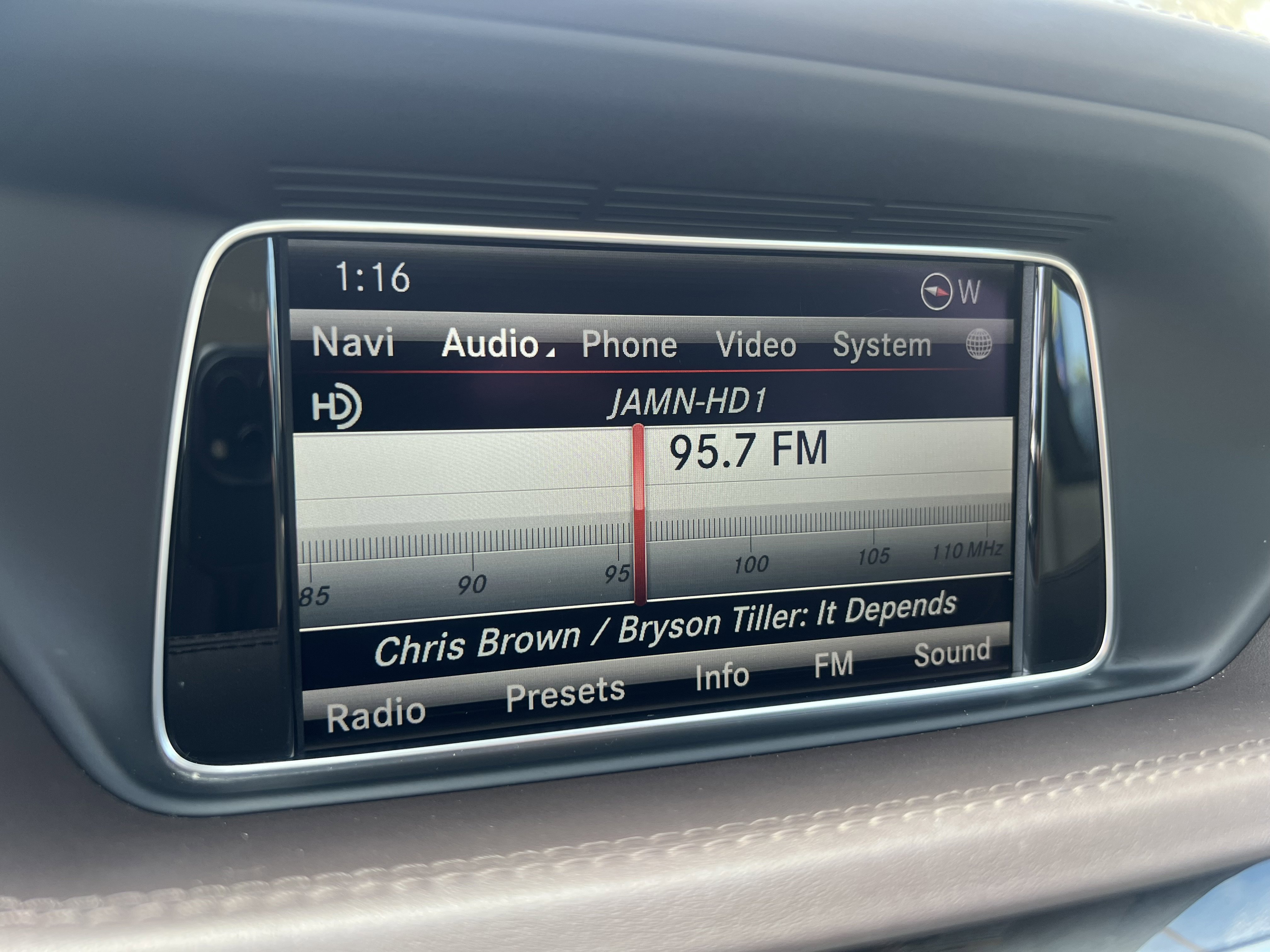 Used 2015 Mercedes-Benz E 400 Sedan w/ Driver Assistance Package image 29