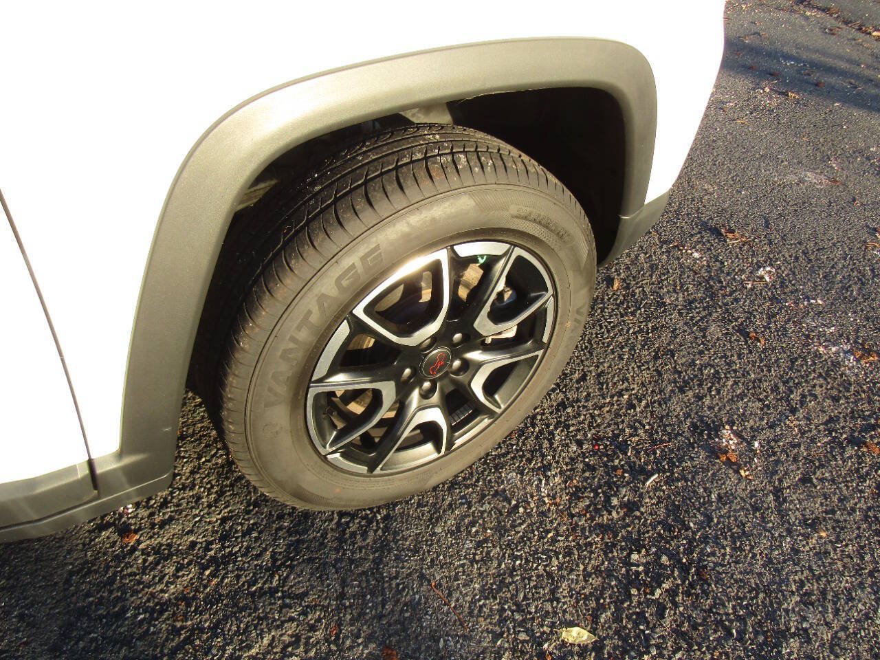Used 2025 Jeep Compass Trailhawk AWD/4WD image 32