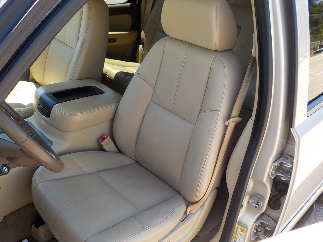 Used 2009 Chevrolet Suburban LT w/ Luxury Package RWD image 12
