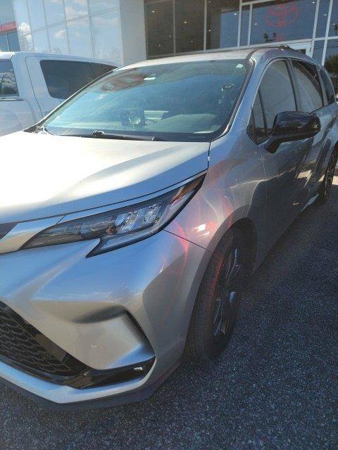Used 2022 Toyota Sienna XSE FWD image 2