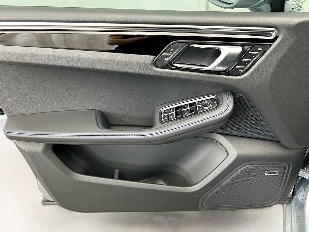 Used 2026 Porsche Macan AWD/4WD image 25