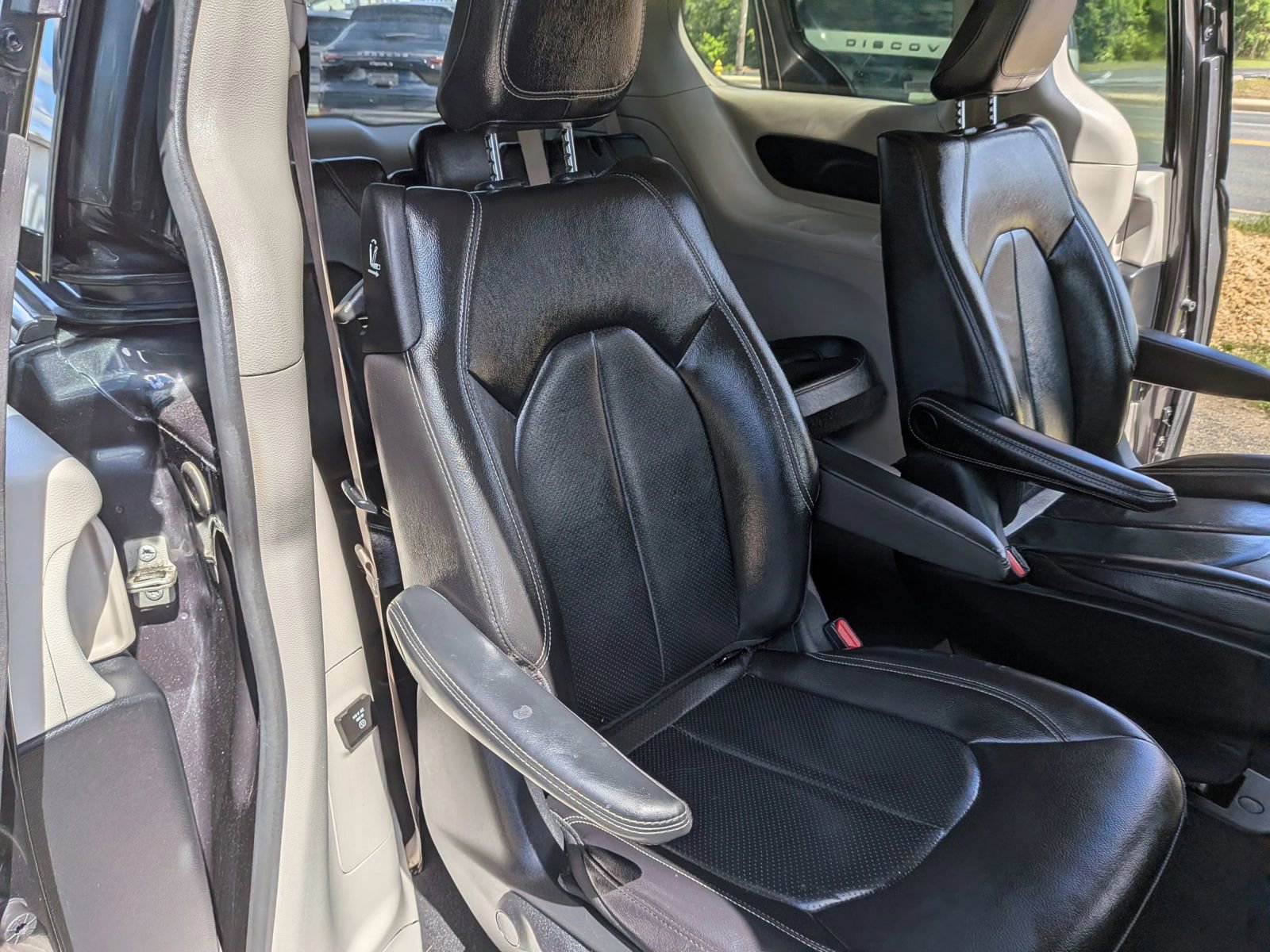 Used 2022 Chrysler Pacifica Touring-L w/ Uconnect Theater Family Group FWD image 44