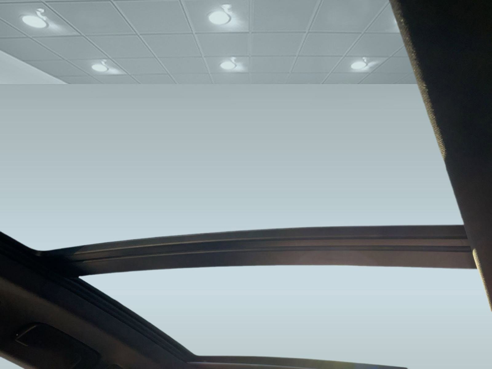 Used 2025 Porsche Macan image 15