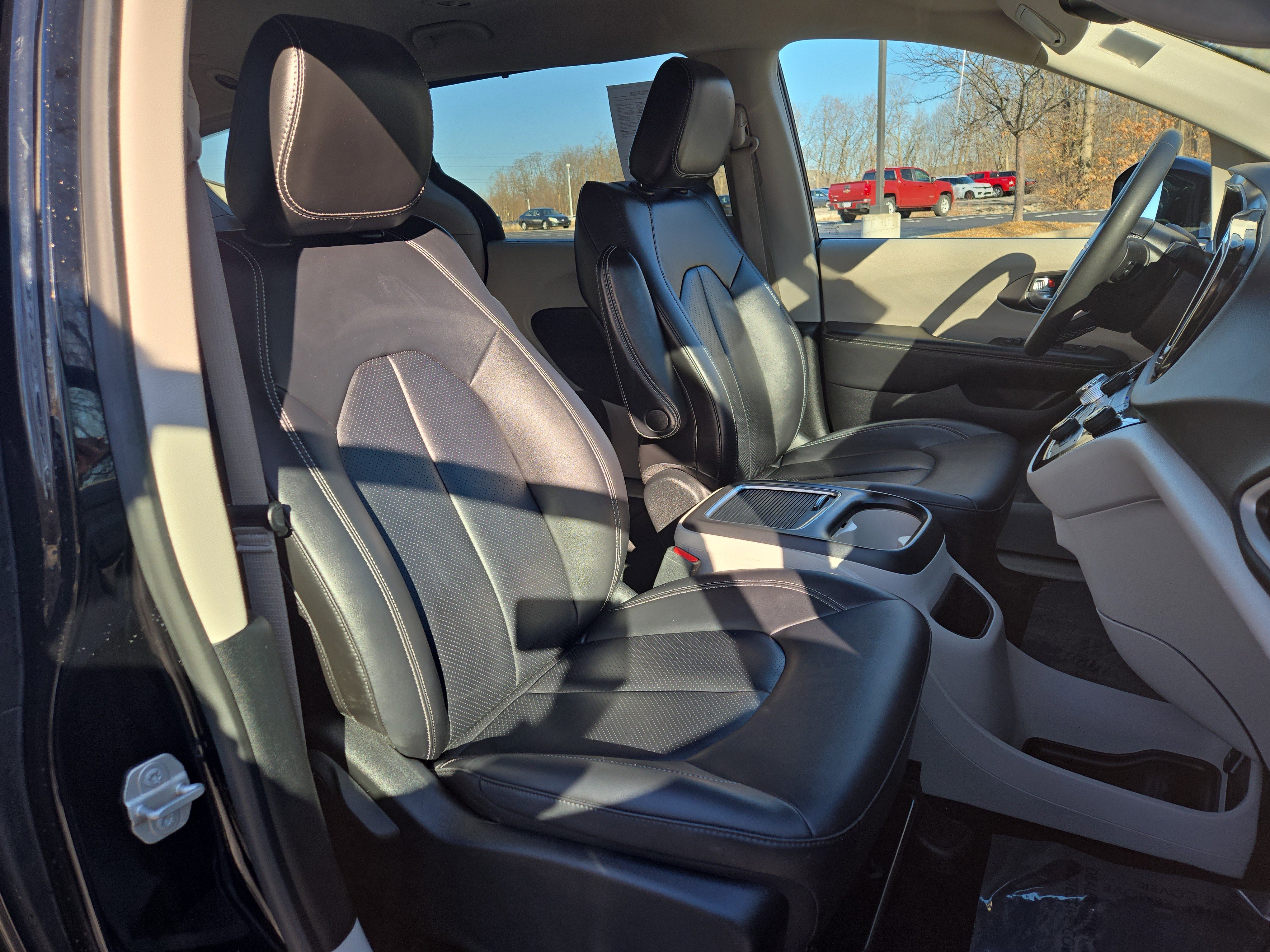 Used 2024 Chrysler Pacifica Touring-L image 24