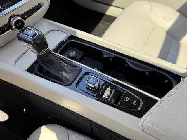 Used 2020 Volvo S60 T5 Momentum image 27