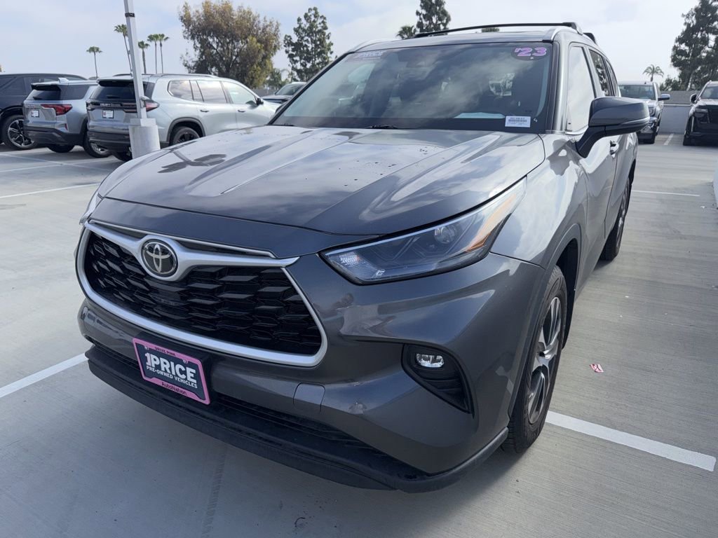 Used 2023 Toyota Highlander XLE image 2