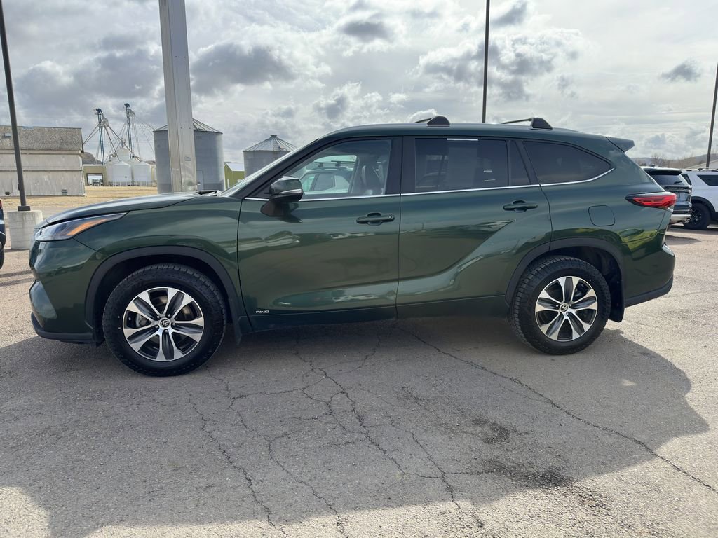 Used 2023 Toyota Highlander XLE image 4