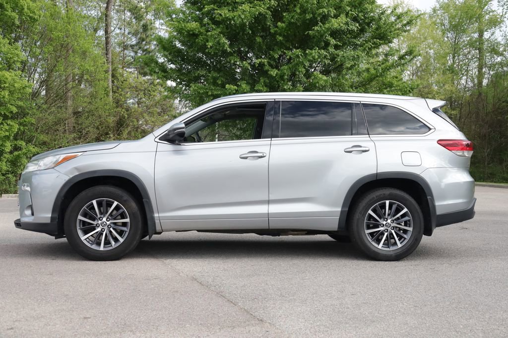 Used 2018 Toyota Highlander XLE image 2
