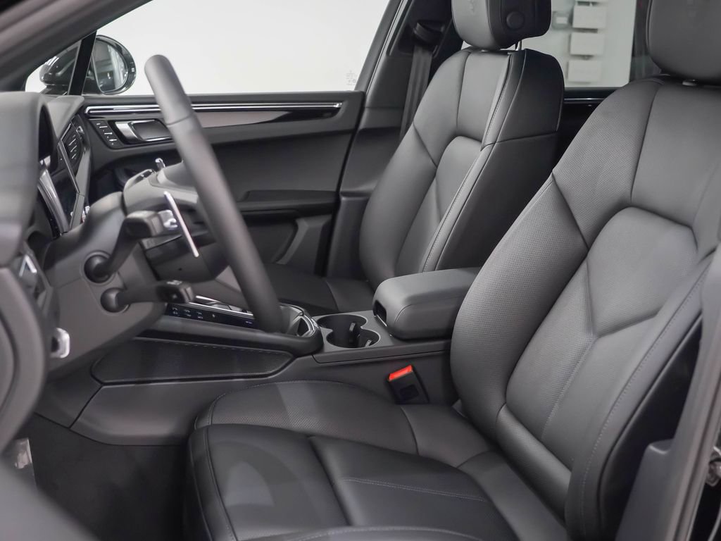 Used 2026 Porsche Macan AWD/4WD image 5