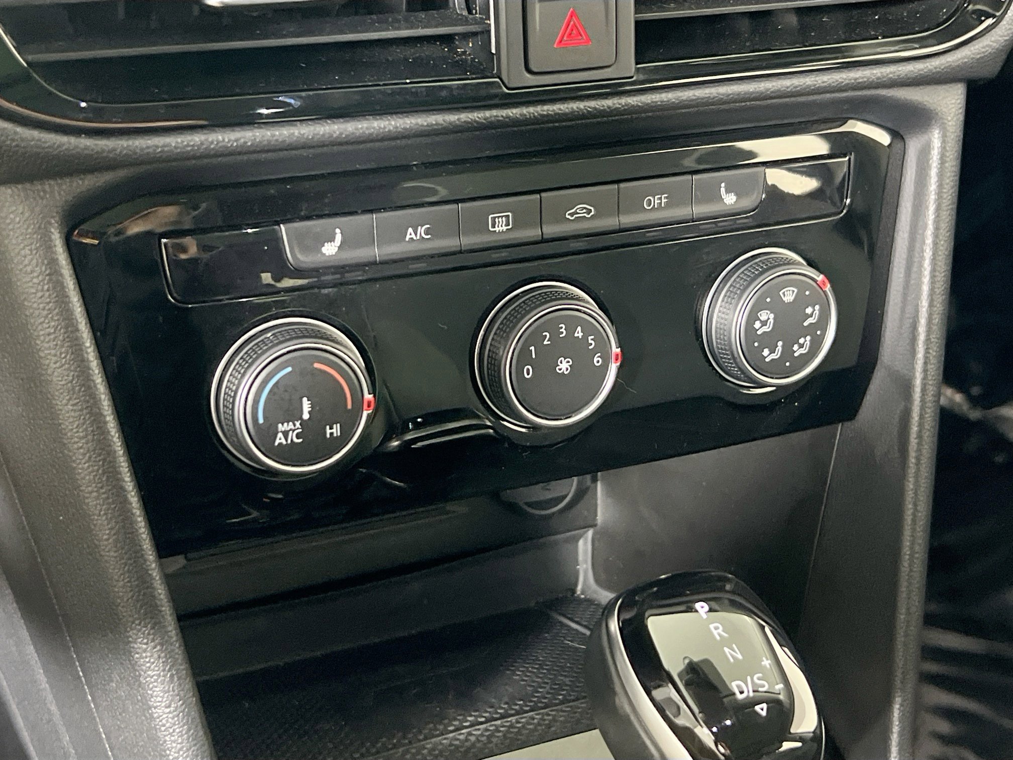 Used 2023 Volkswagen Taos SE AWD/4WD image 15