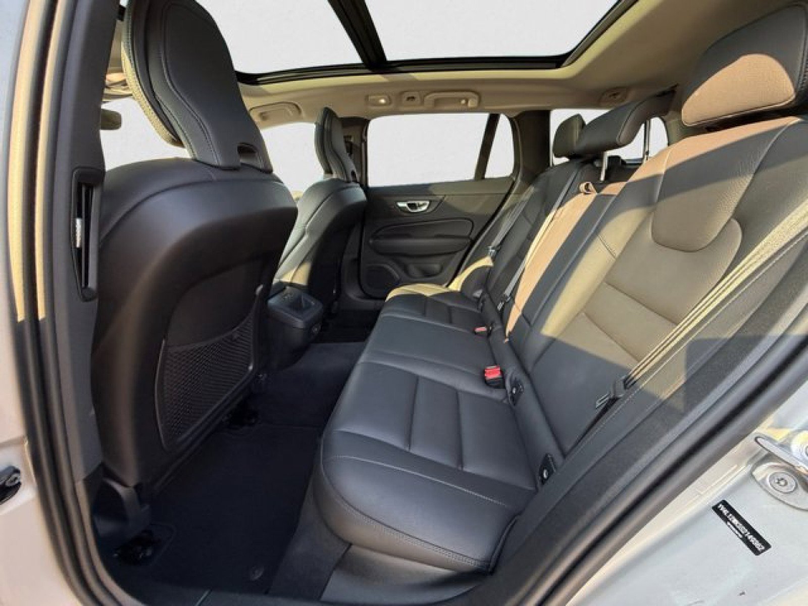 Used 2025 Volvo V60 B5 Cross Country Plus image 18