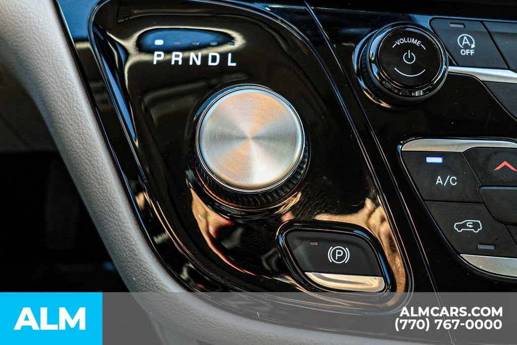 Used 2023 Chrysler Pacifica Touring-L image 47