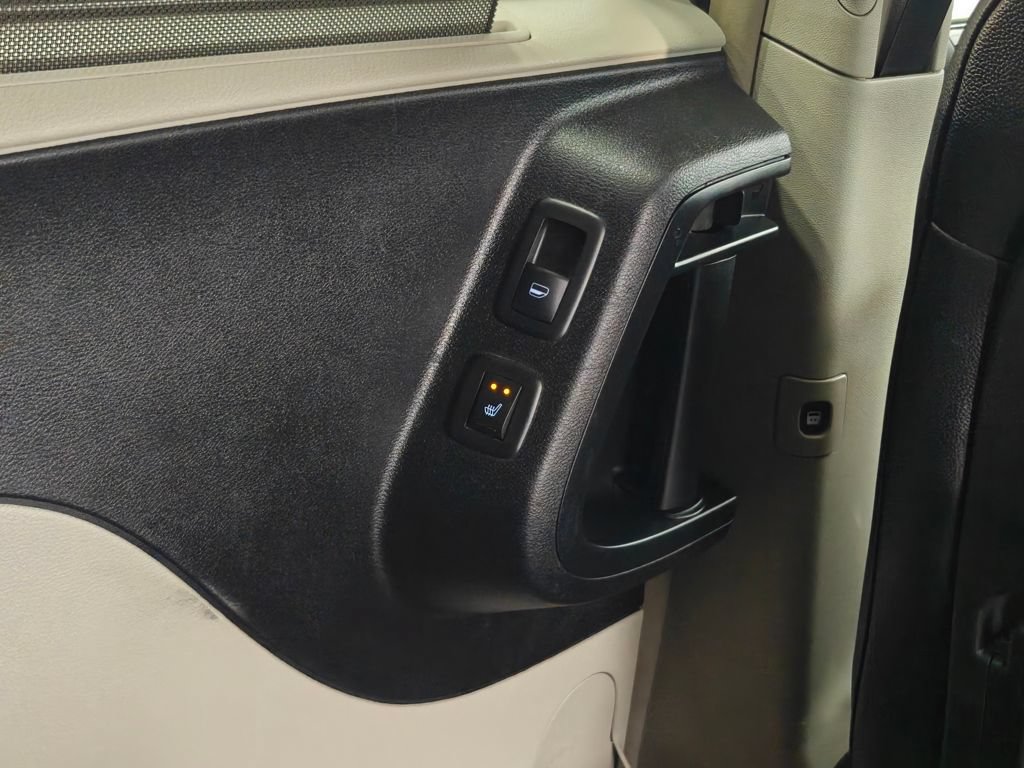 Used 2016 Chrysler Town & Country Touring-L FWD image 45