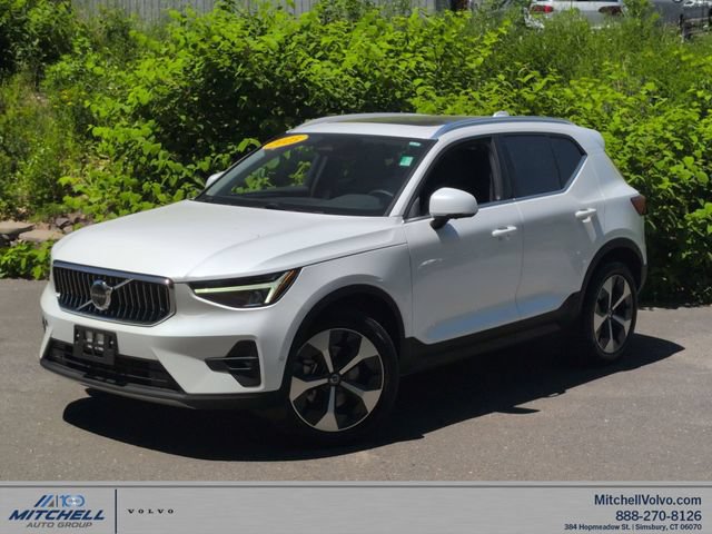 Certified 2025 Volvo XC40 B5 Plus AWD/4WD image 1