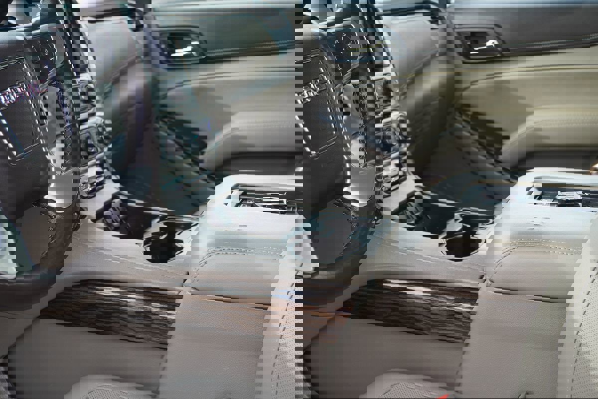 Used 2017 GMC Yukon SLT w/ Open Road Package image 33