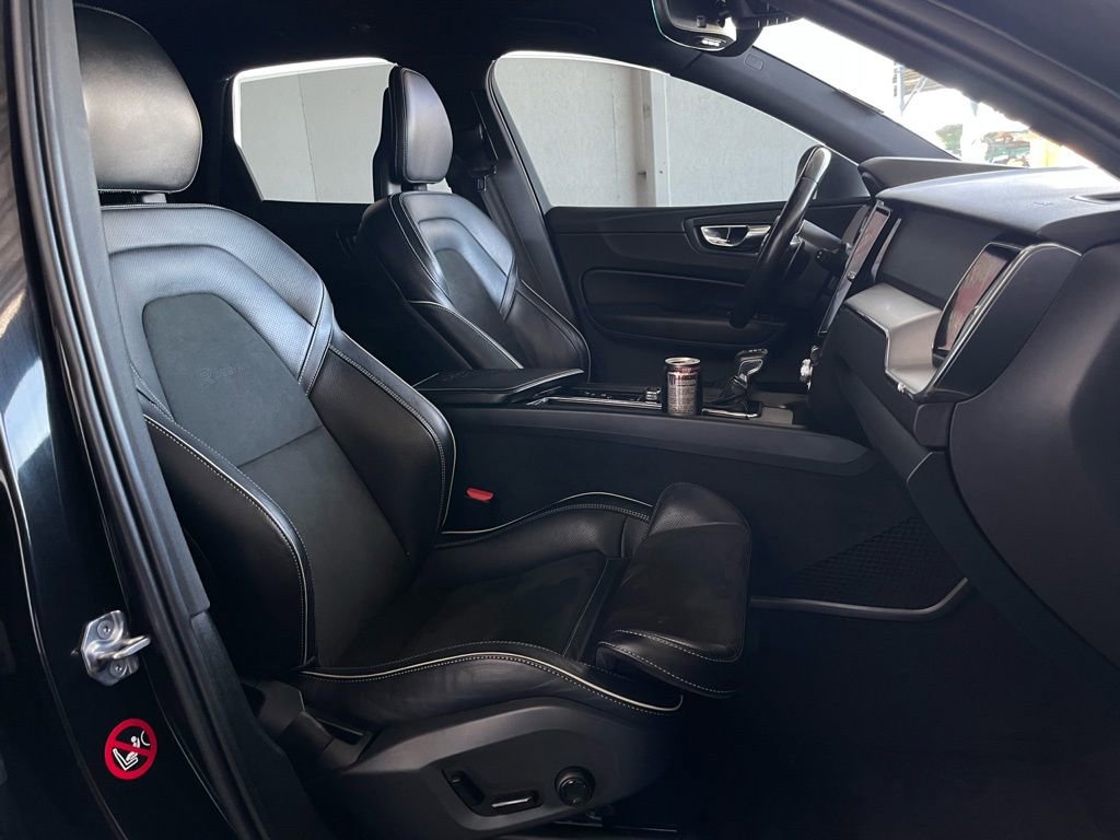 Used 2018 Volvo XC60 T6 R-Design w/ Convenience Package image 19
