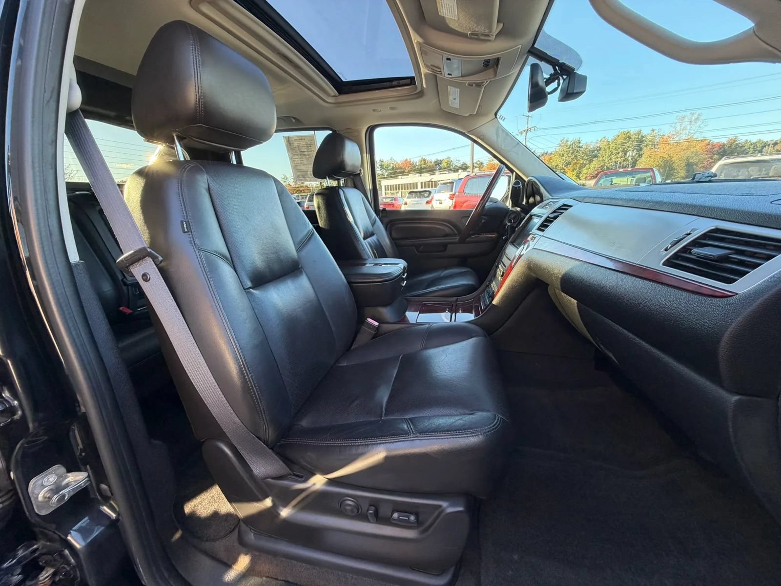Used 2011 Cadillac Escalade EXT Luxury AWD/4WD image 23