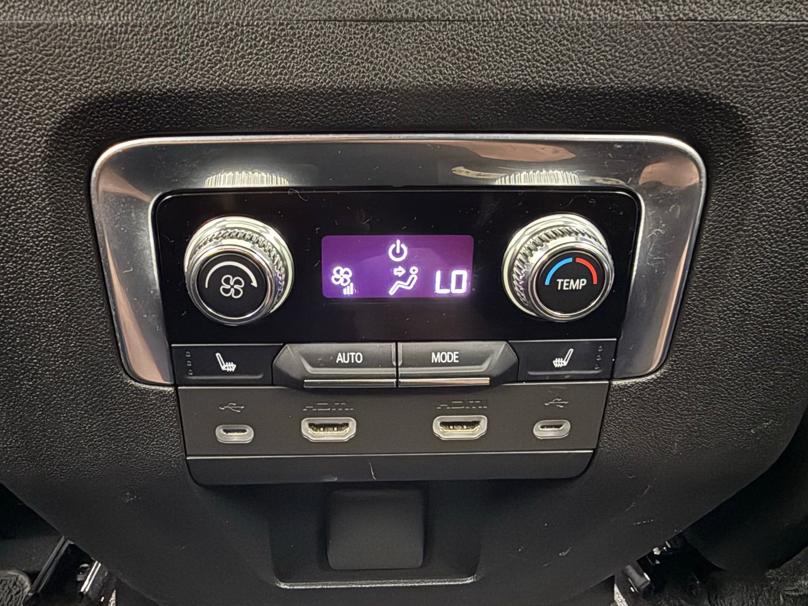 Used 2021 GMC Yukon XL Denali w/ Denali Premium Package image 23