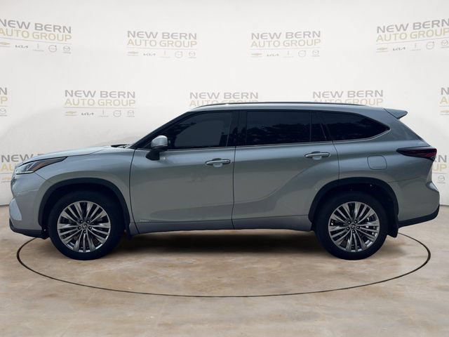 Used 2024 Toyota Highlander Platinum AWD/4WD image 2