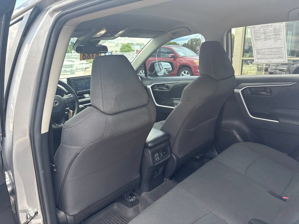 Used 2022 Toyota RAV4 LE w/ Carpet Mat Package (TMS) AWD/4WD image 32