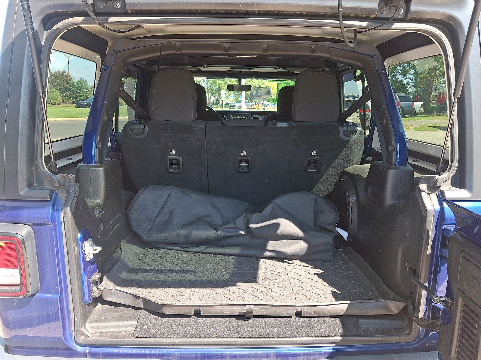 Used 2018 Jeep Wrangler Unlimited Sahara AWD/4WD image 29
