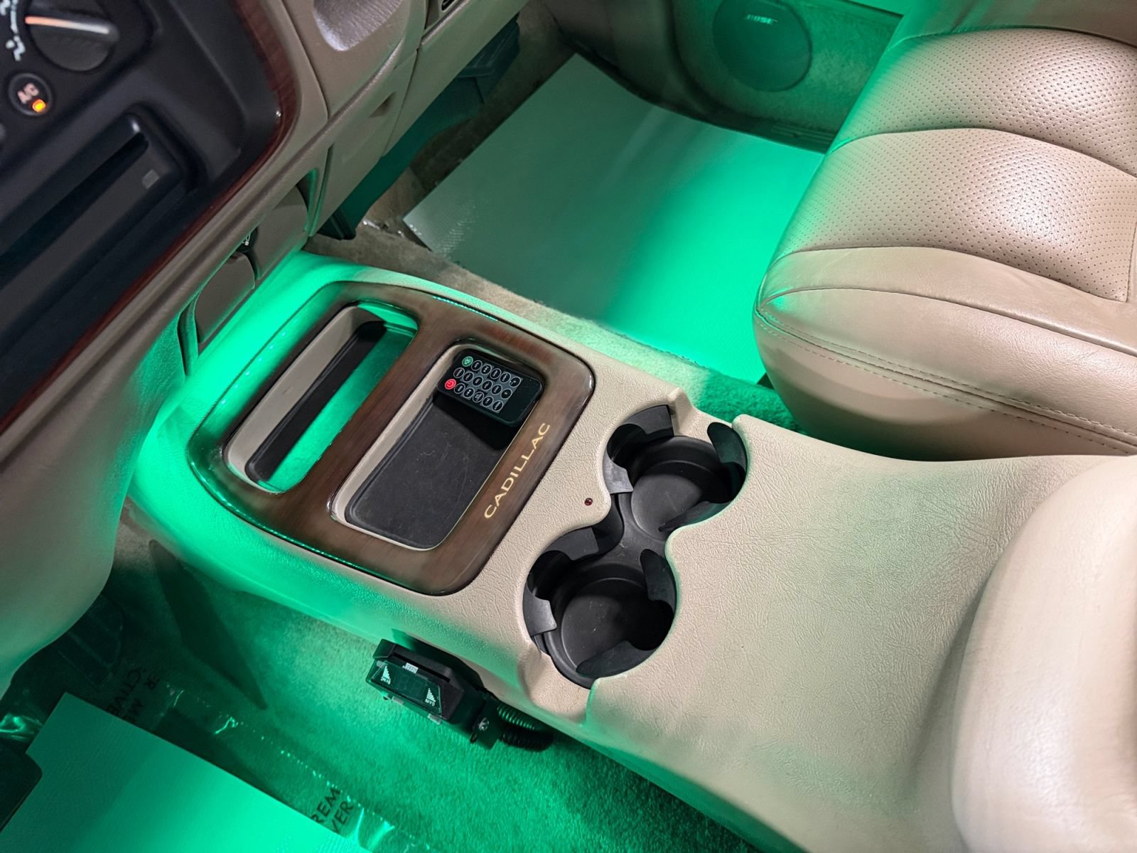 Used 2000 Cadillac Escalade 4WD image 34