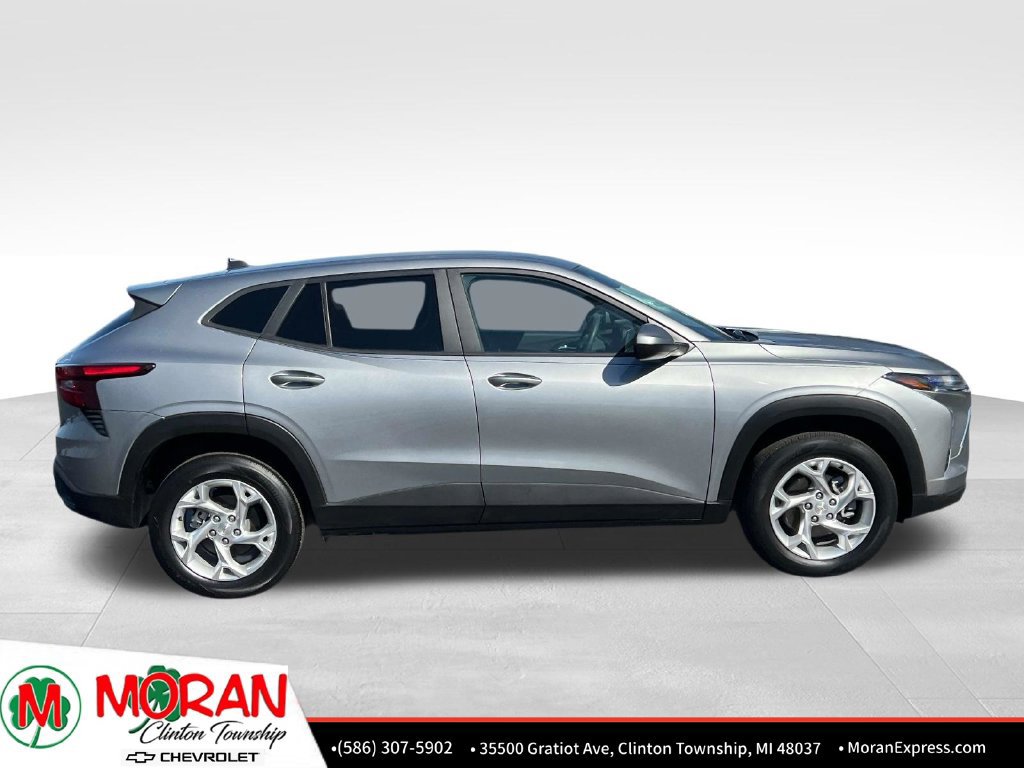 Used 2025 Chevrolet Trax LS w/ LS Convenience Package FWD image 8