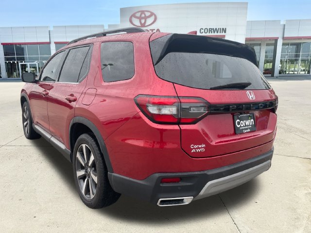 Used 2025 Honda Pilot Touring image 3