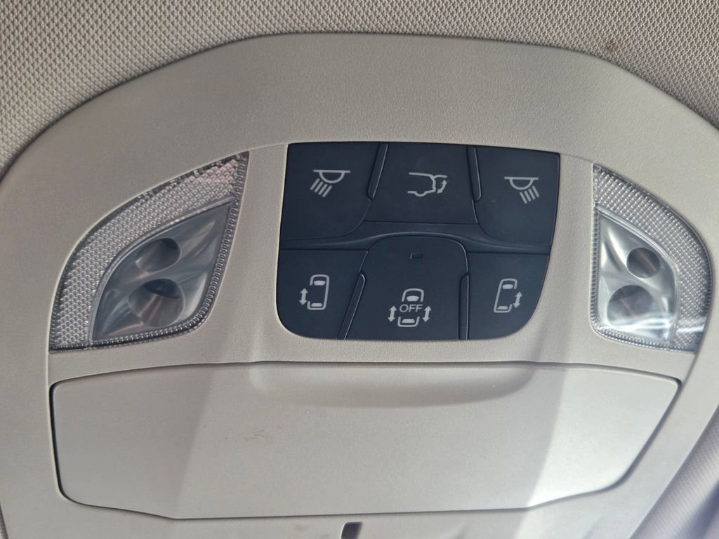 Used 2023 Chrysler Voyager LX FWD image 11