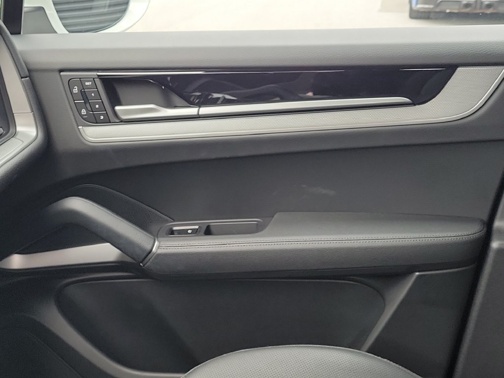 Certified 2026 Porsche Cayenne AWD/4WD image 23