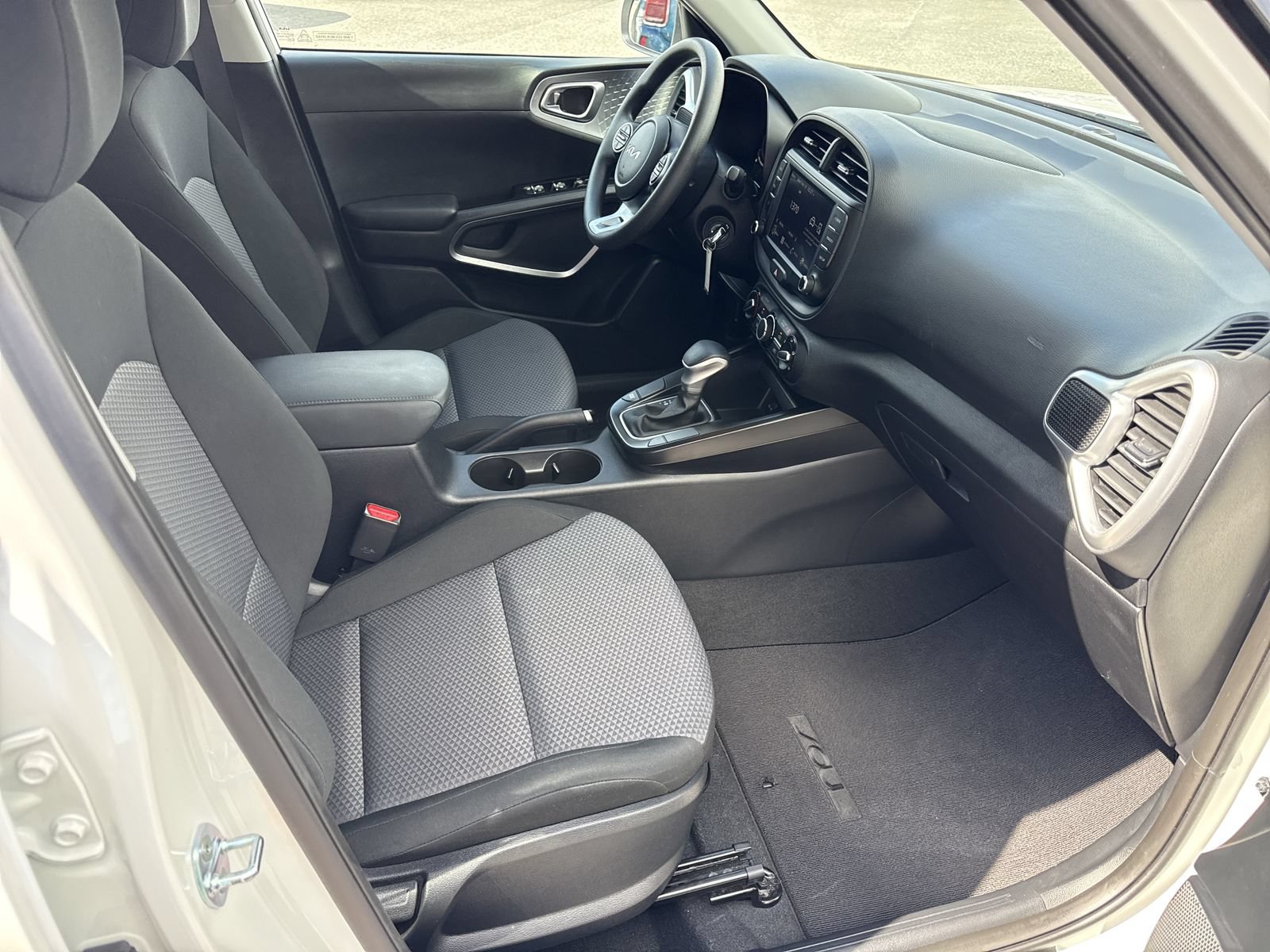 Used 2025 Kia Soul LX w/ LX Technology Package FWD image 27