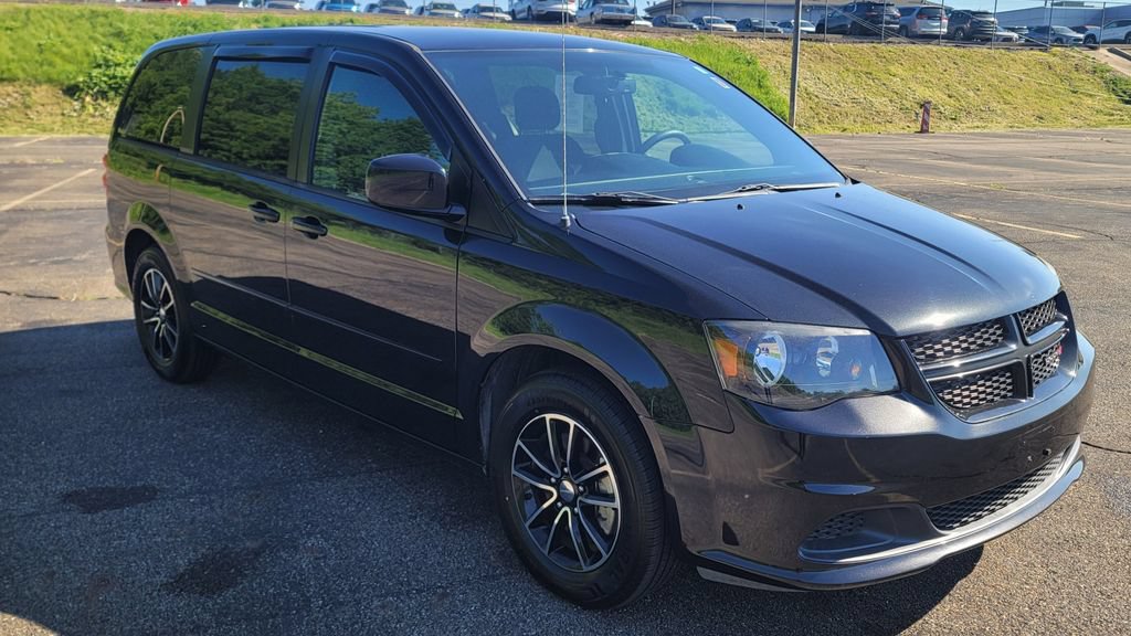 Used 2016 Dodge Grand Caravan SE FWD image 2