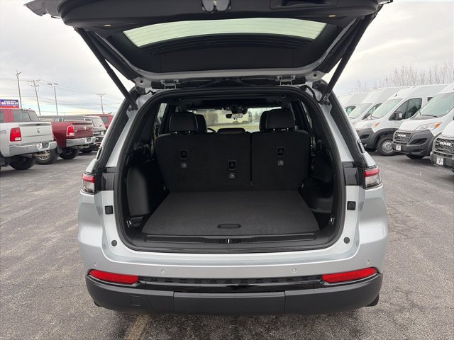 New 2025 Jeep Grand Cherokee Altitude w/ Trailer Tow Package AWD/4WD image 5