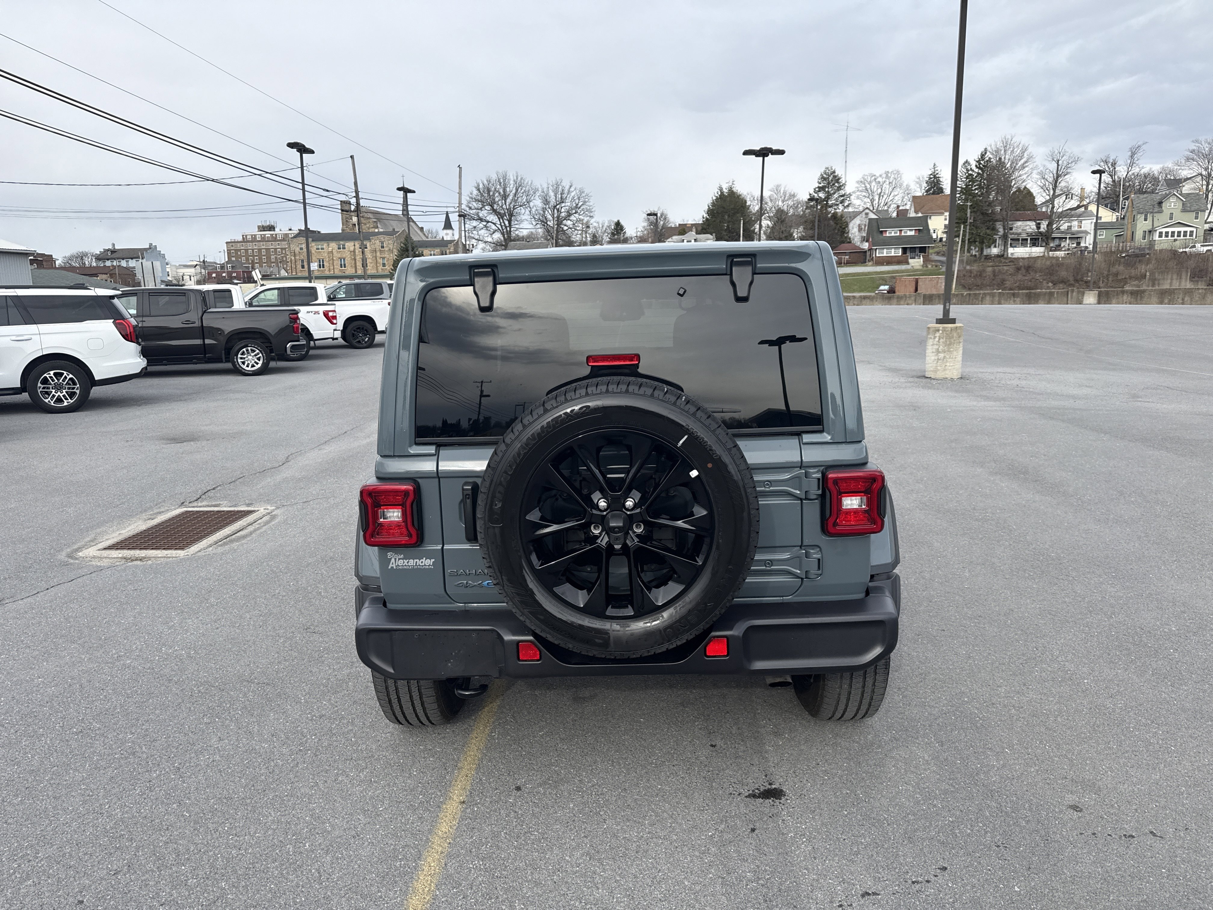 Used 2025 Jeep Wrangler Sahara image 4