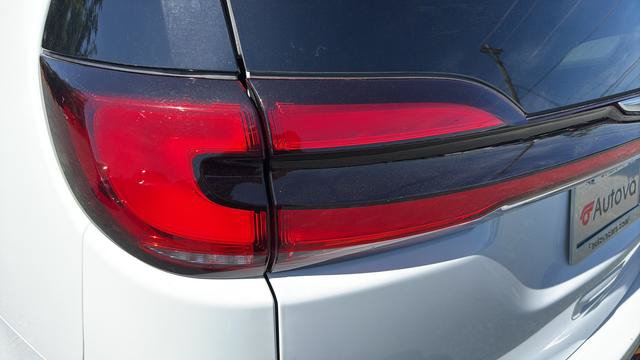 Used 2023 Chrysler Pacifica Touring-L FWD image 11