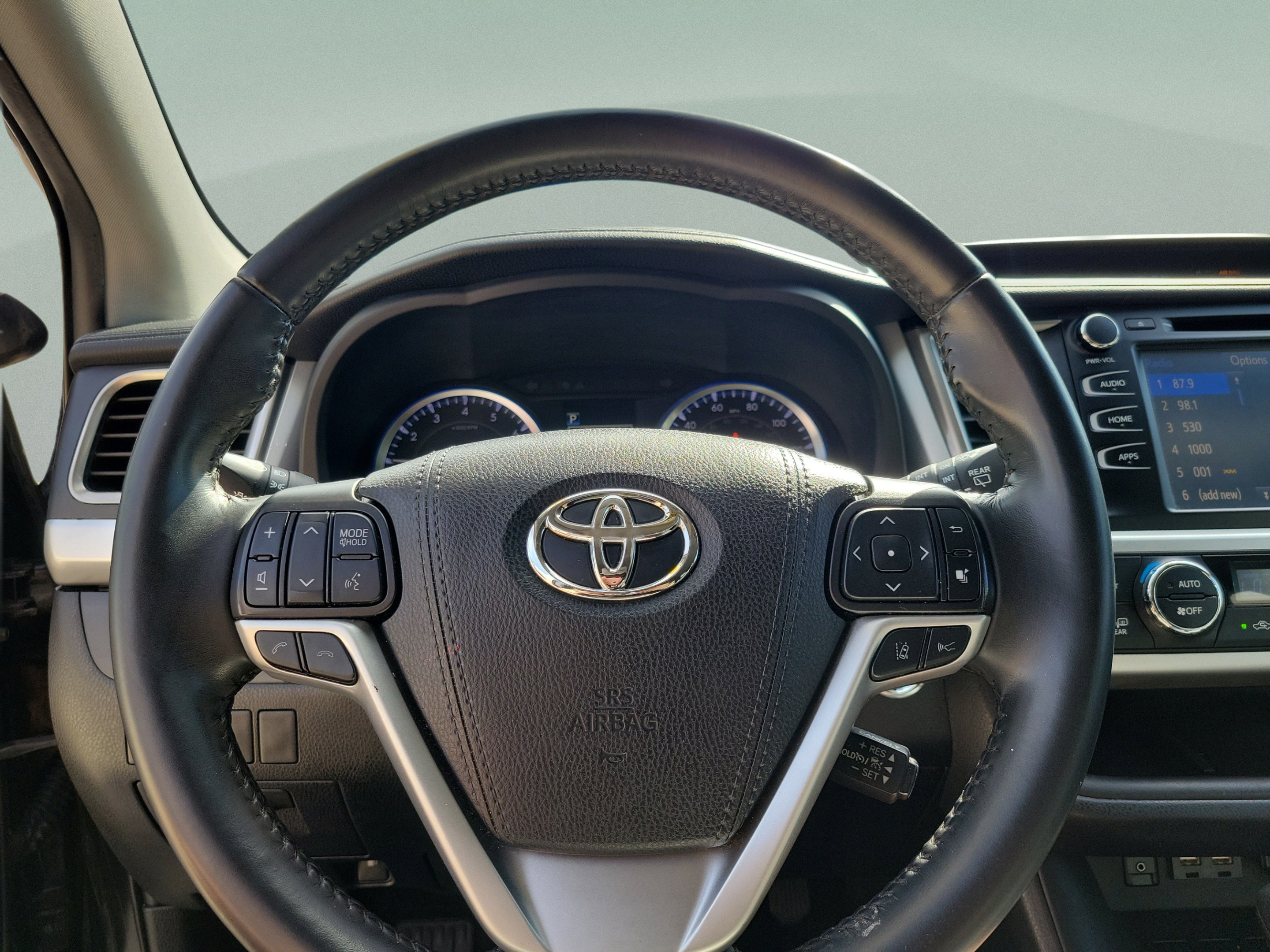 Used 2019 Toyota Highlander SE FWD image 12