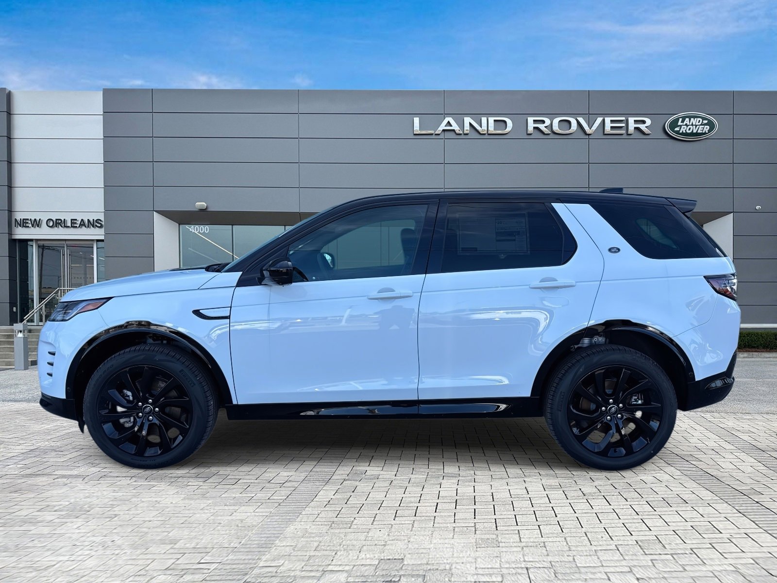 New 2025 Land Rover Discovery Sport Dynamic SE image 2