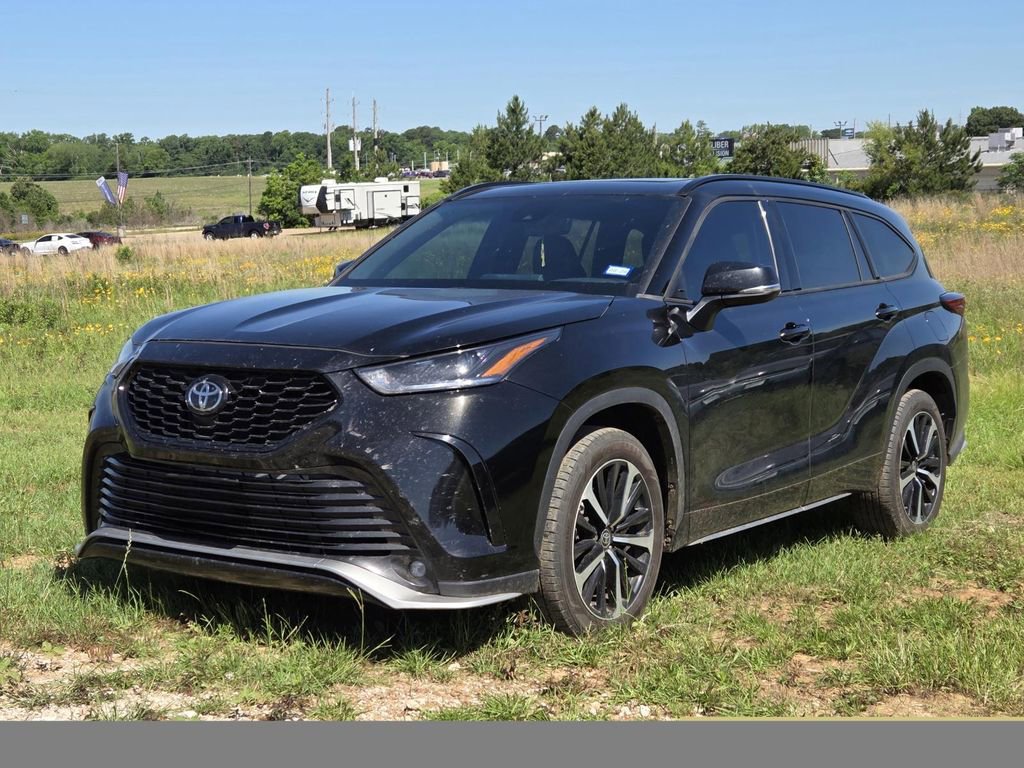 Used 2022 Toyota Highlander XSE FWD image 3