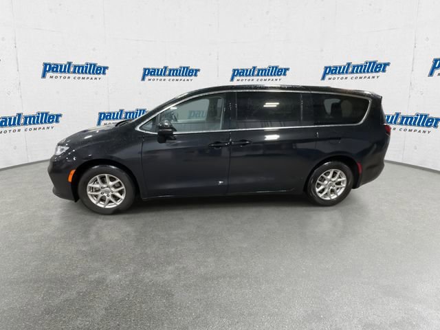 Used 2024 Chrysler Pacifica Touring-L image 6