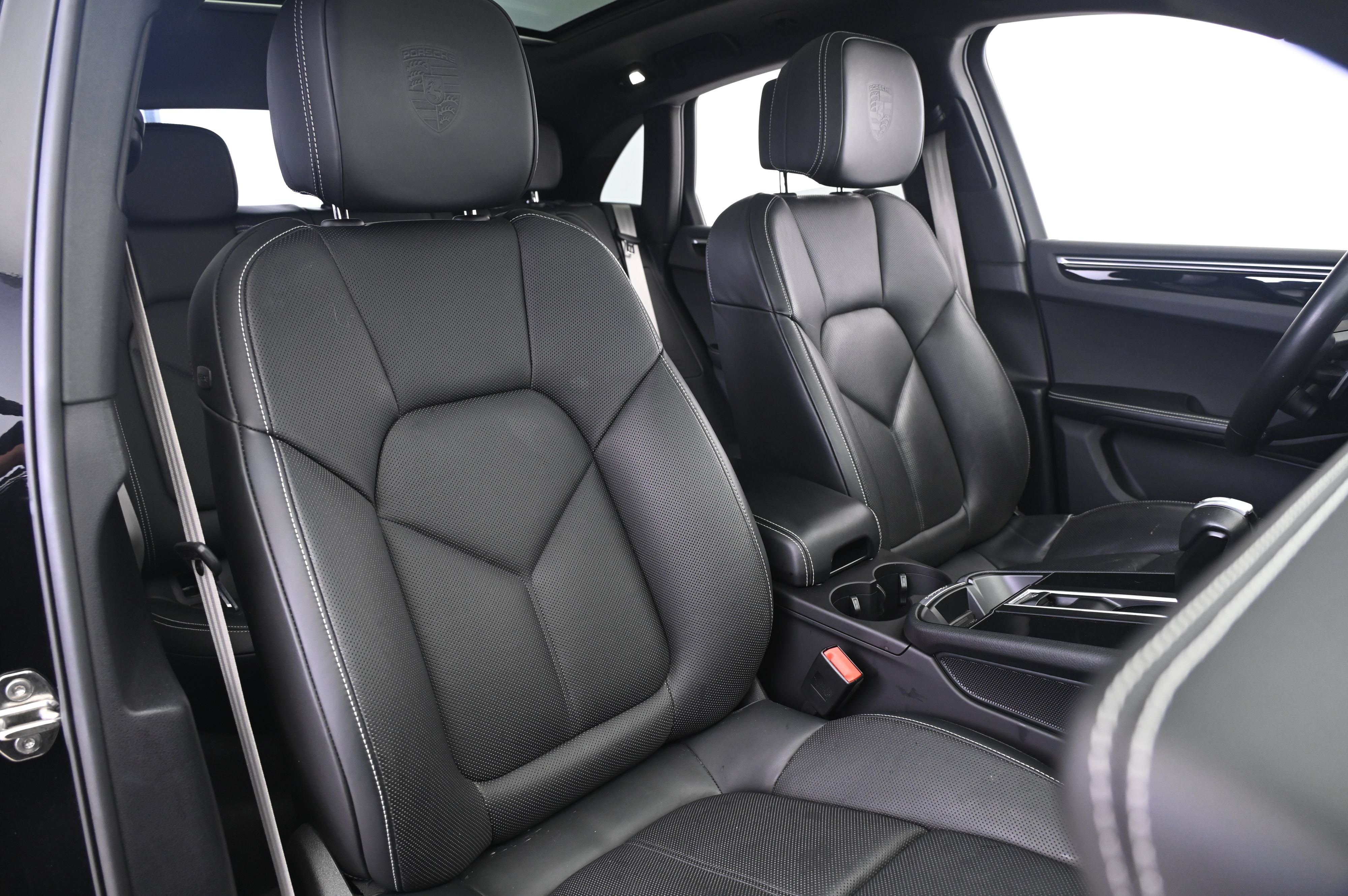 Certified 2023 Porsche Macan Turbo AWD/4WD image 24