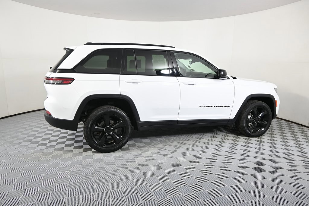 Used 2023 Jeep Grand Cherokee Limited w/ Black Appearance Package image 7