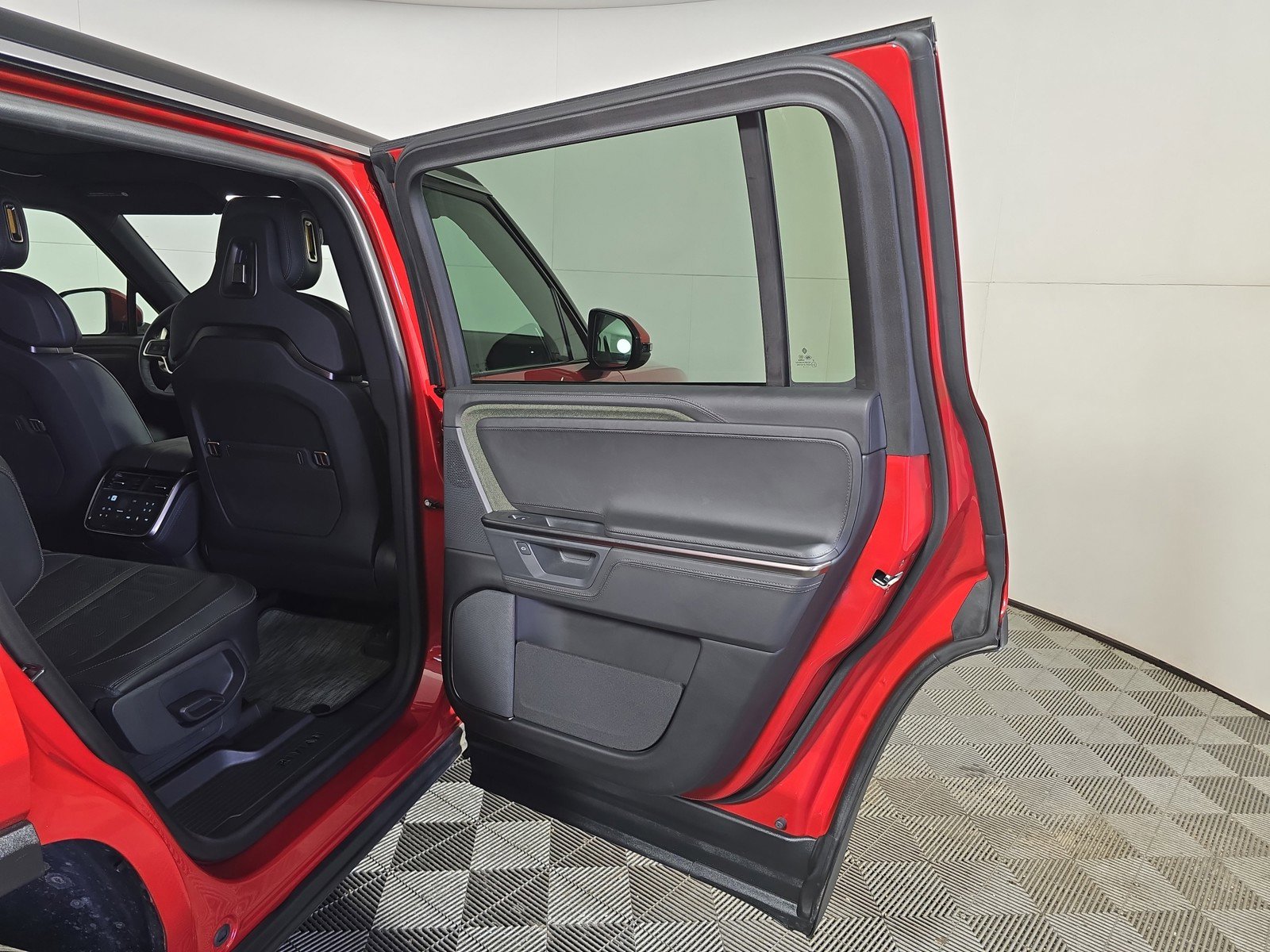 Used 2025 Rivian R1S Adventure image 19