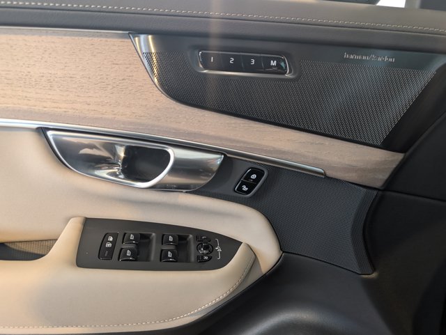 Used 2026 Volvo XC90 B6 Plus w/ Protection Package Premier AWD/4WD image 9