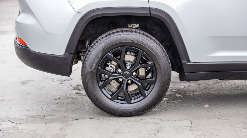 Used 2024 Jeep Grand Cherokee Altitude image 12