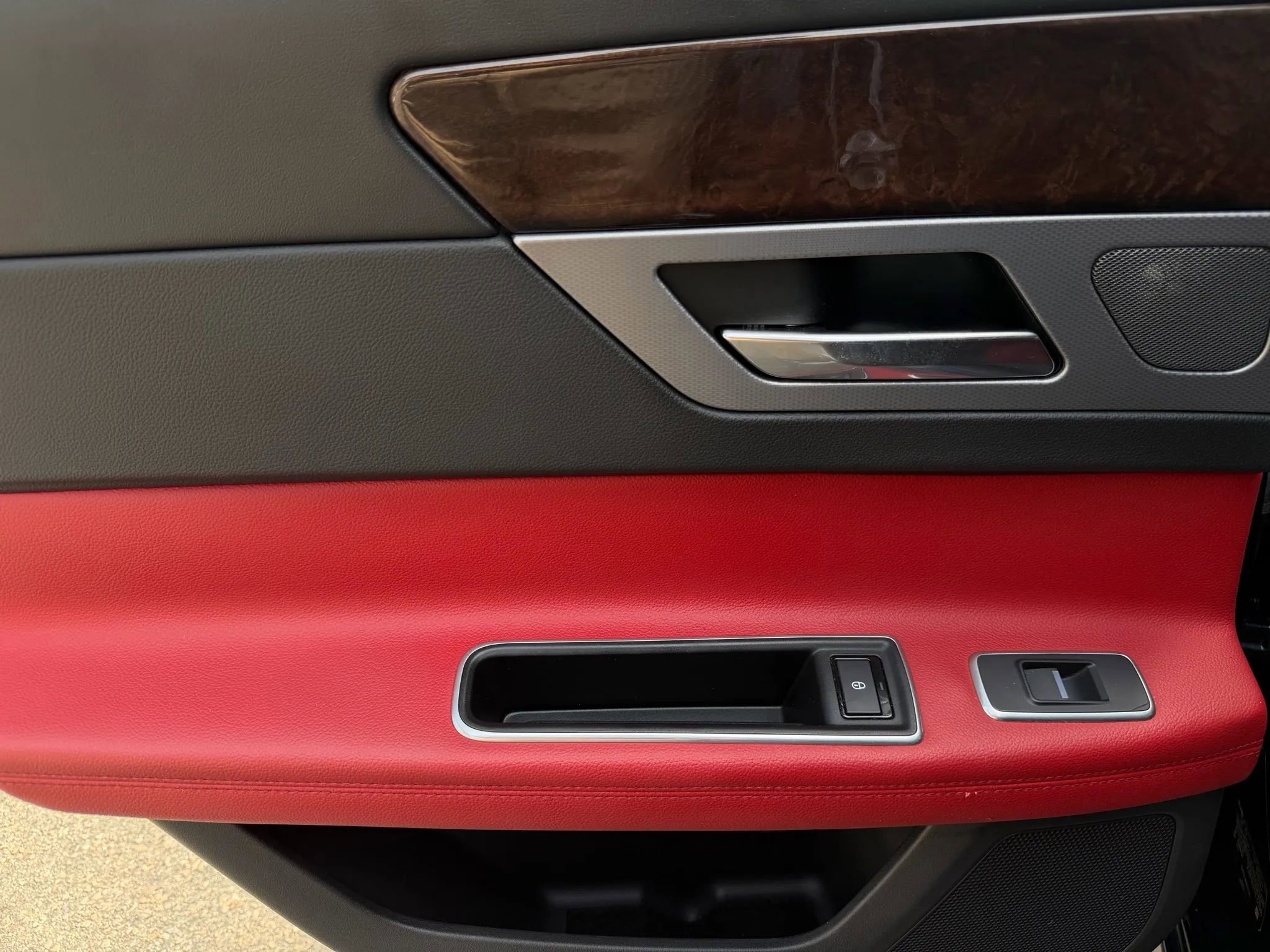 Used 2017 Jaguar XF R-Sport image 17