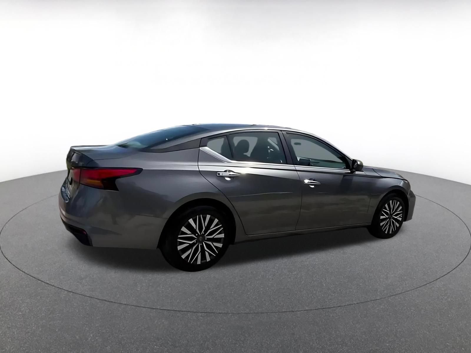 Used 2025 Nissan Altima 2.5 SV FWD image 14